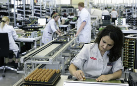 Bestückung der Leistungsteilplatinen bei Fronius, WAN-gestützt von T-Systems.